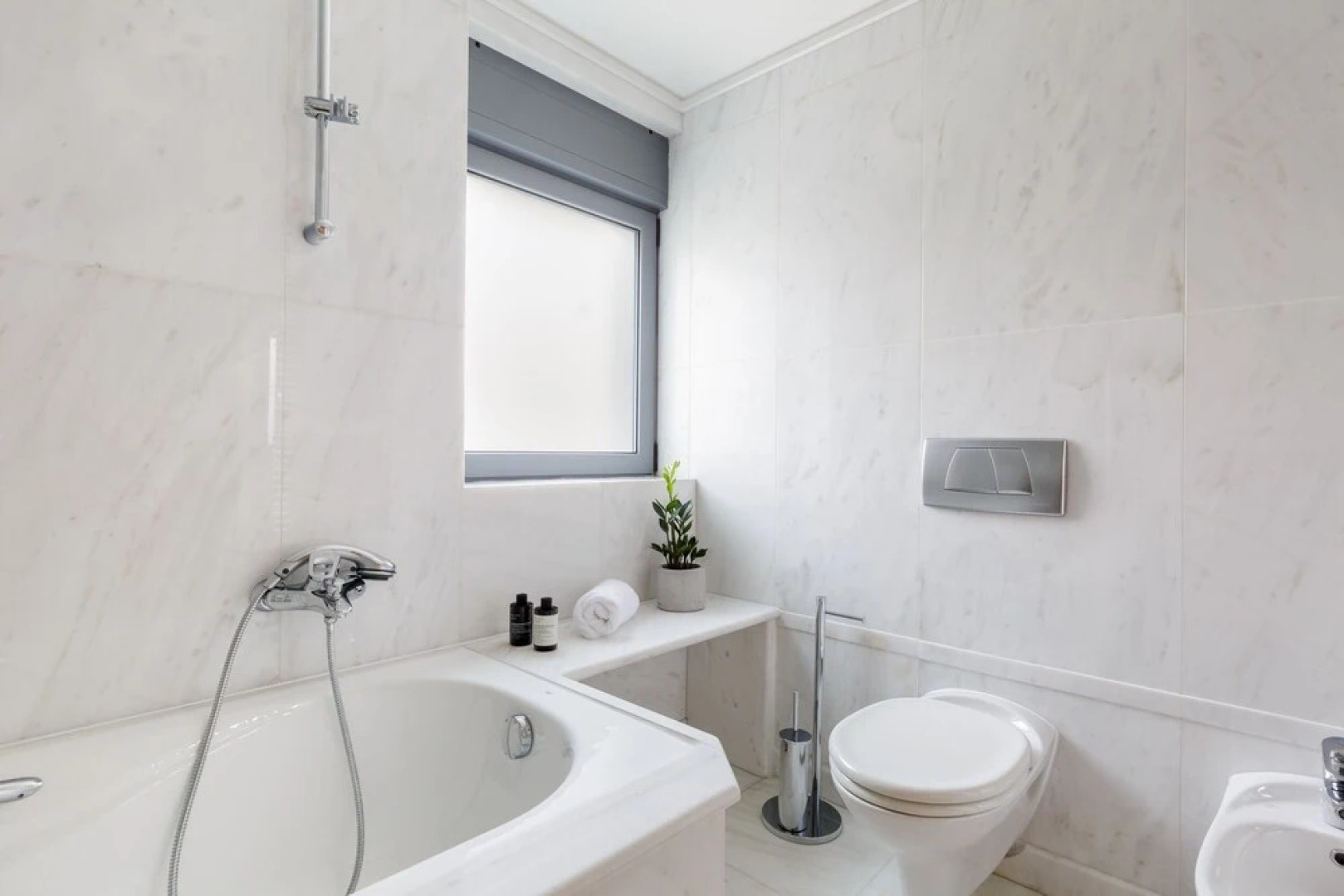 Eos Urban Villa by UPSTREET