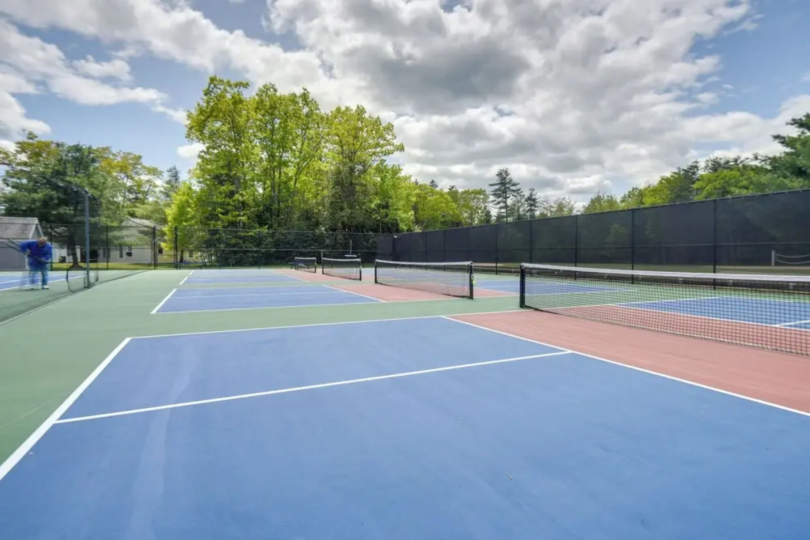 Cozy Wells Cottage w/ Pool Access: 1 Mi to Beach!