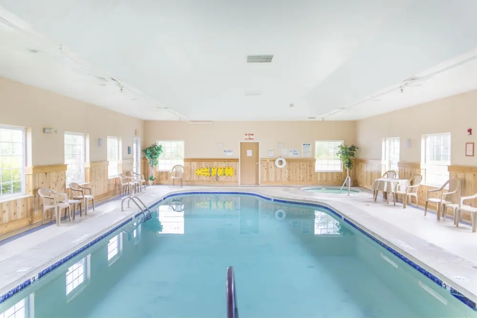 Econo Lodge Inn And Suites