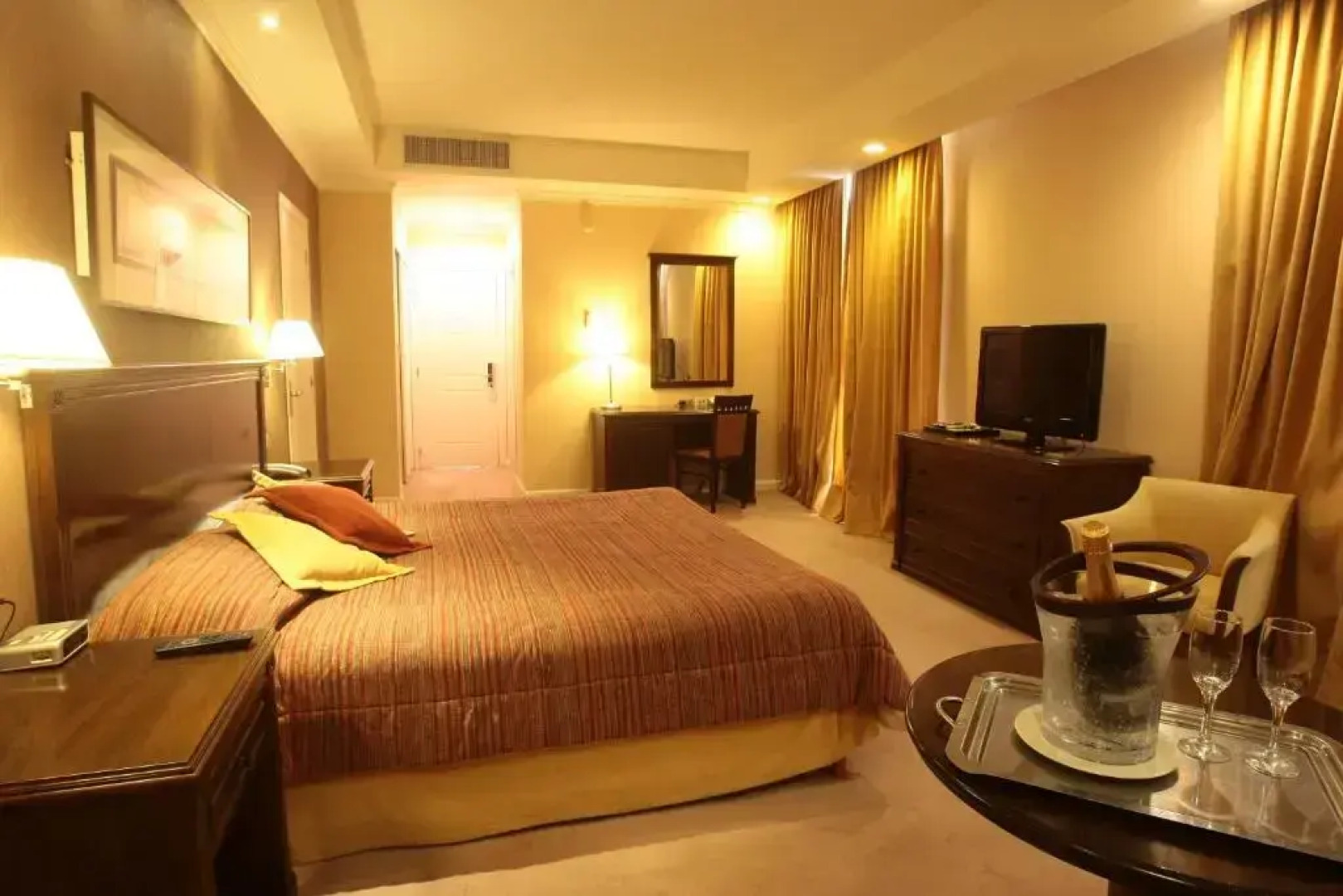 Howard Johnson by Wyndham Sierras Hotel and Casino