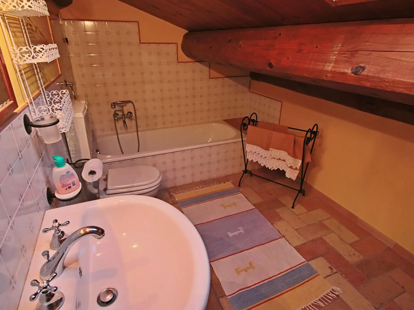 Holiday Home in Serrungarina Near the Lake