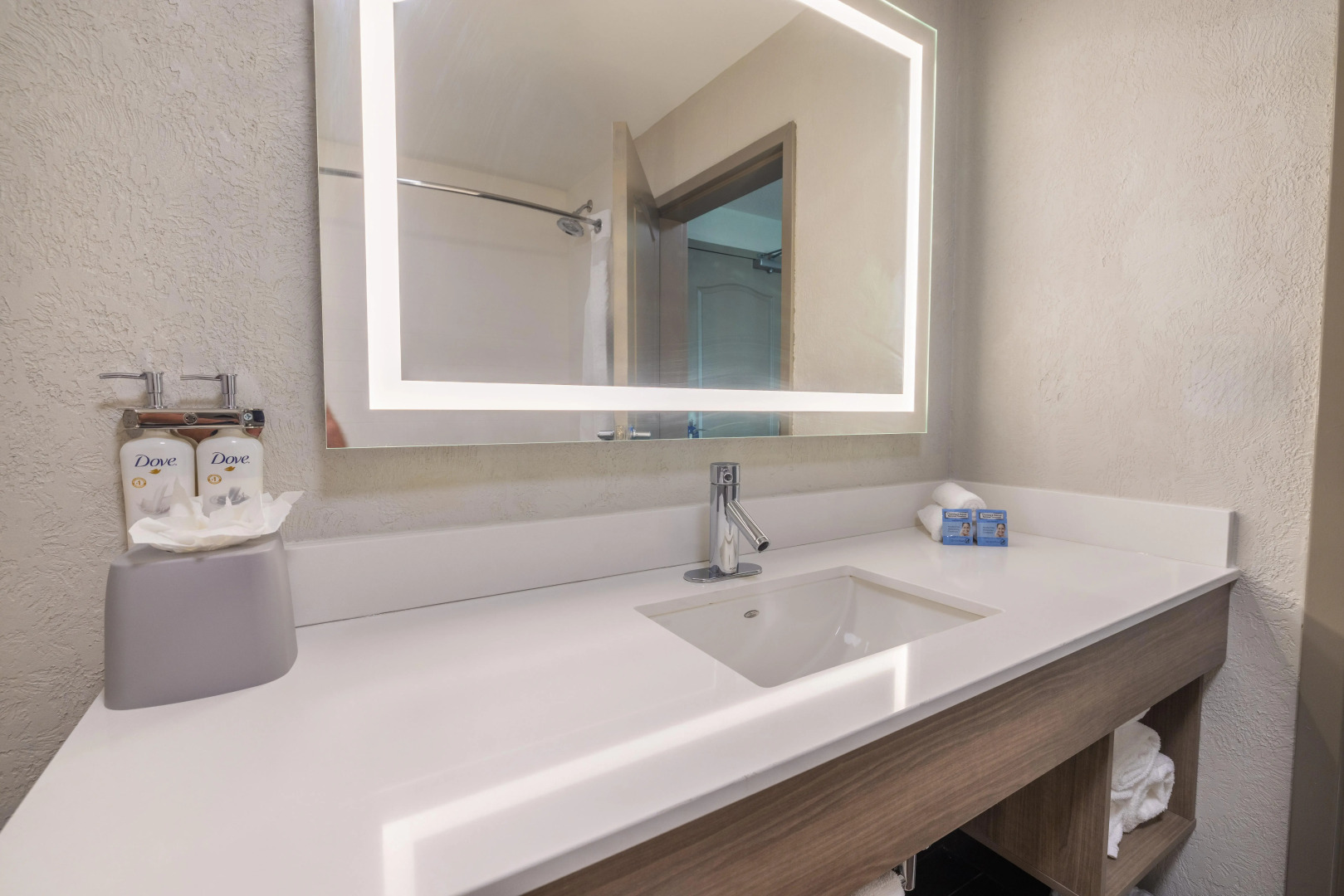 Holiday Inn Express and Suites Kansas City Airport by IHG