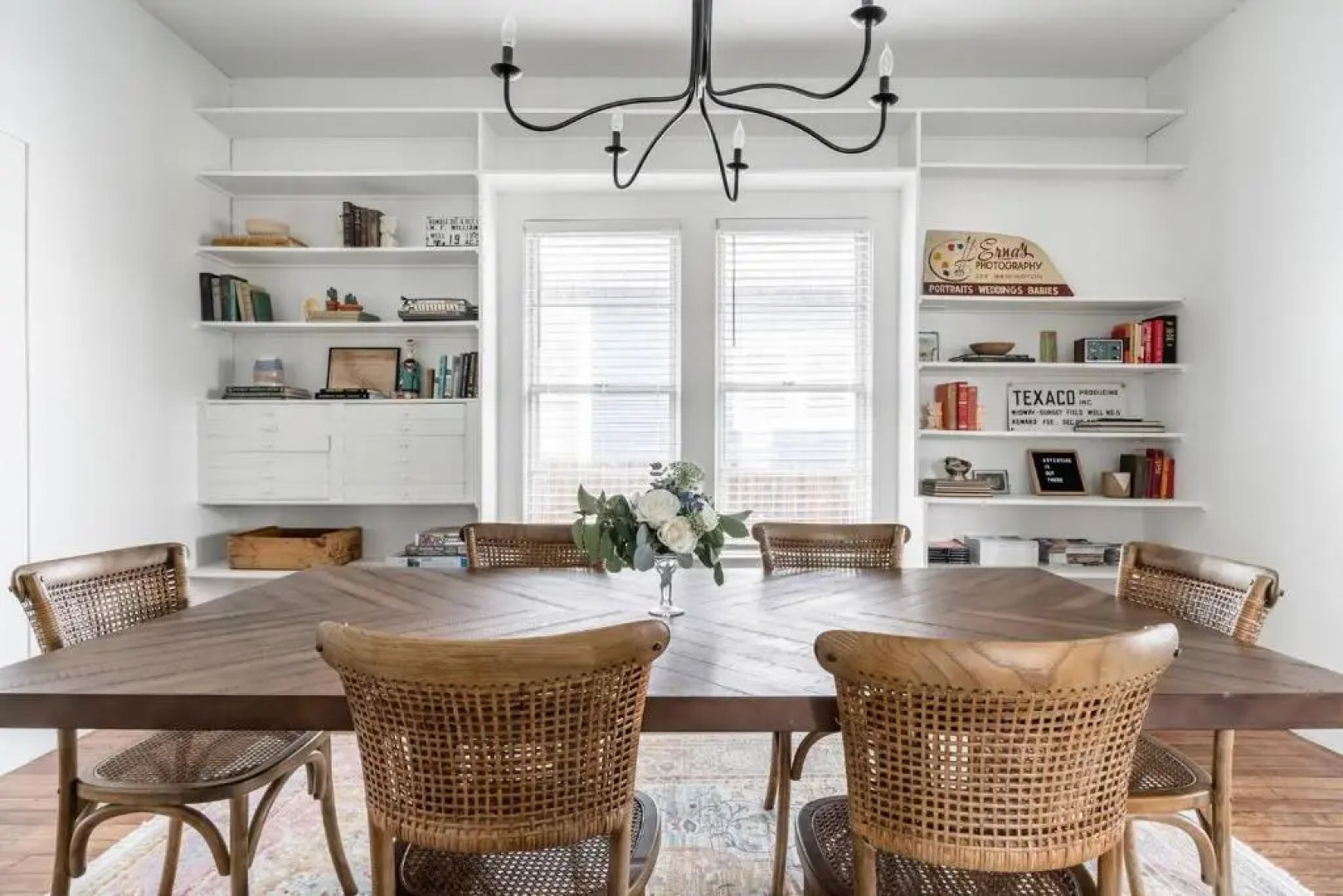 Restored 1930s Uptown Bungalow 2 min to Magnolia Silos