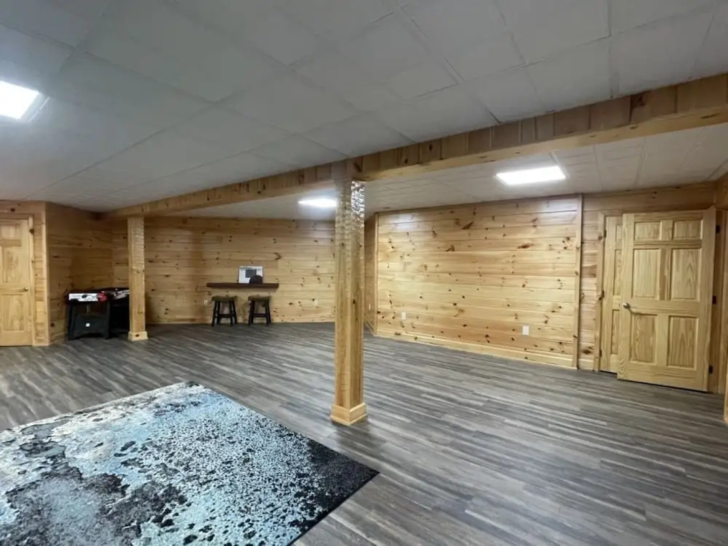 Nature lovers dream! Steps from fishing plus 140 acres of hiking! 4 Bedroom Home by RedAwning