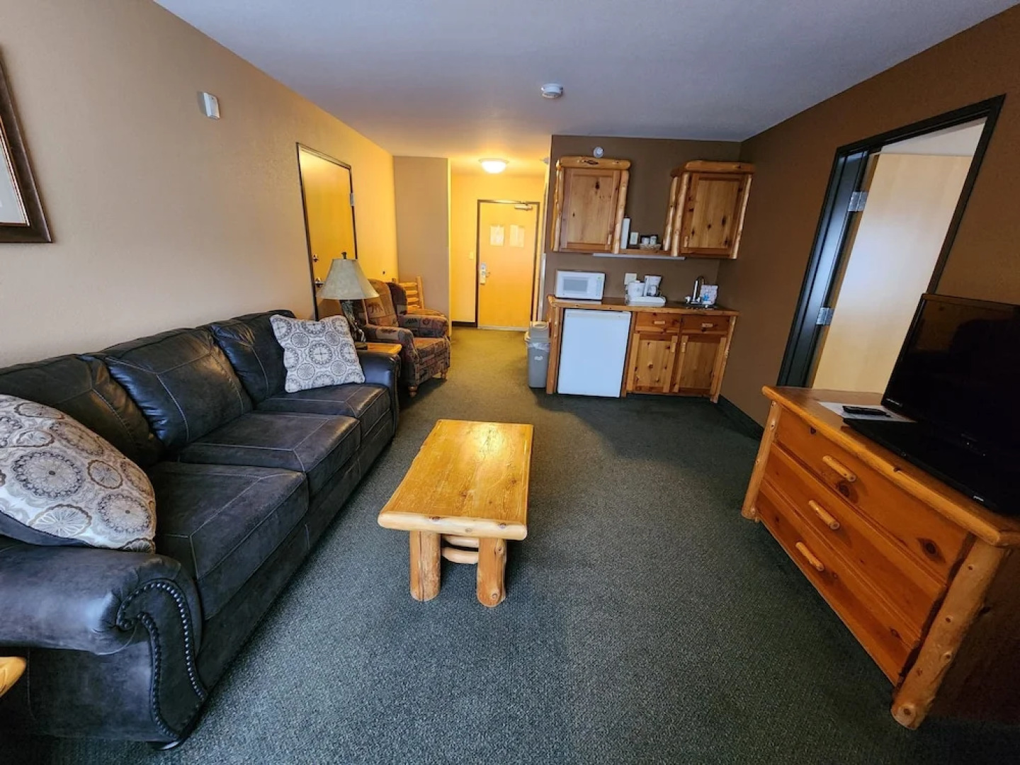 Pine Peaks Lodge & Suites