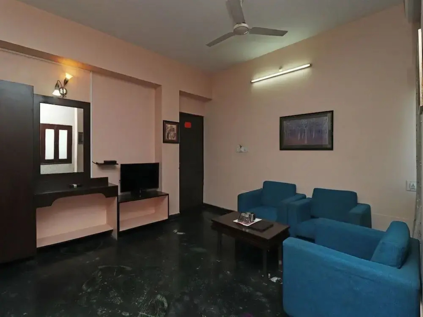 Hotel Girish