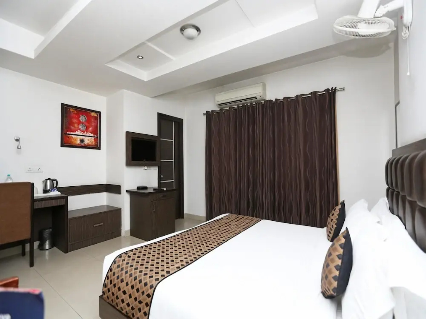 OYO 16004 Le Crescent