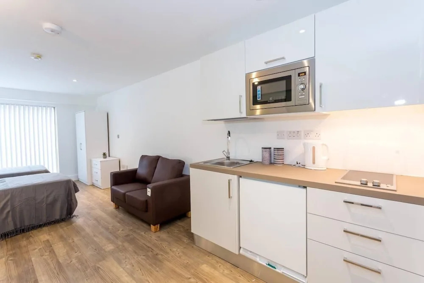 Spacious studio apartment in the heart of Oldham