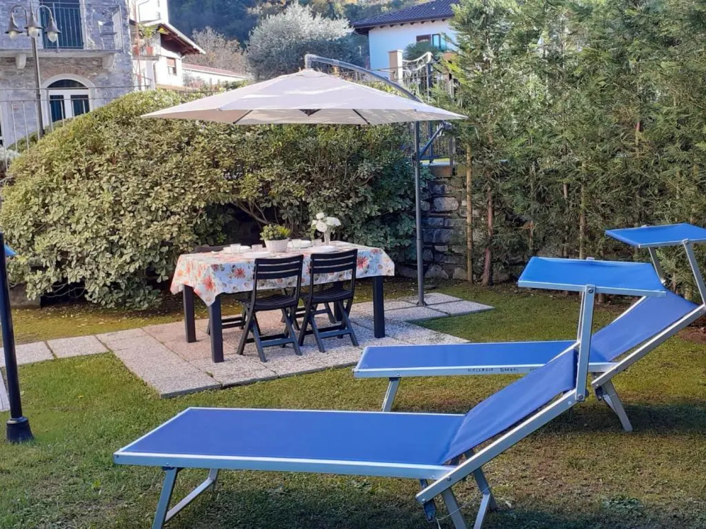 BELLAGIO DREAMS APT, pool, with private garden, near lake