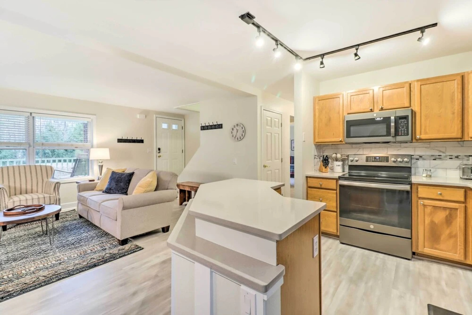 Blakeslee Home w/ Private Hot Tub, 5 Mi to Skiing!