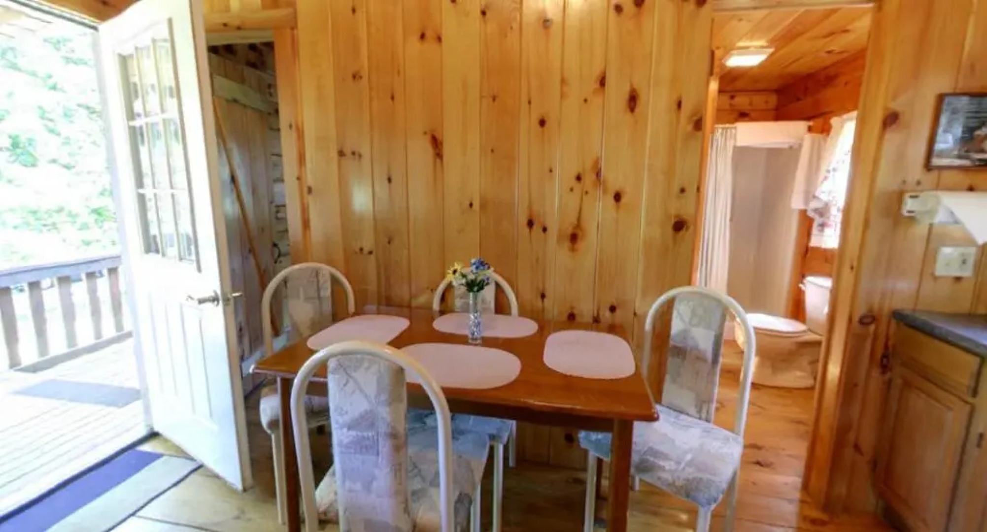 Robin Hill Camping Resort Deluxe Cottage 13