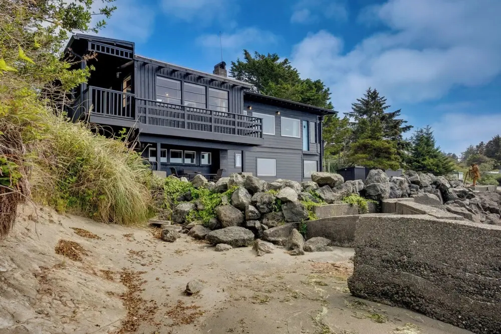 Waterfront Coos Bay Retreat w/ Kayaks!