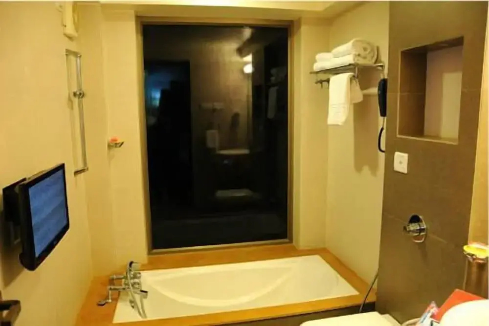 Confident Amoon - The Glamour Spa and Resort