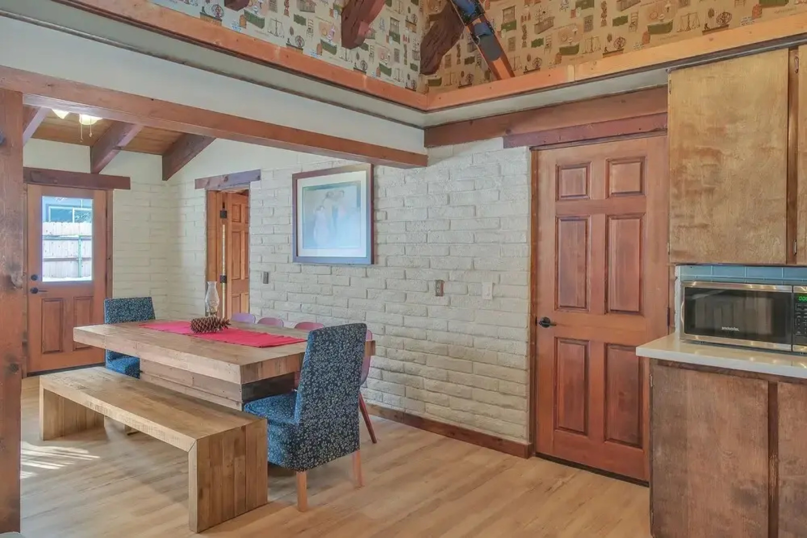 South Tahoe Rustic Home! Sleeps Over 10! 5 Bedroom Home by Redawning