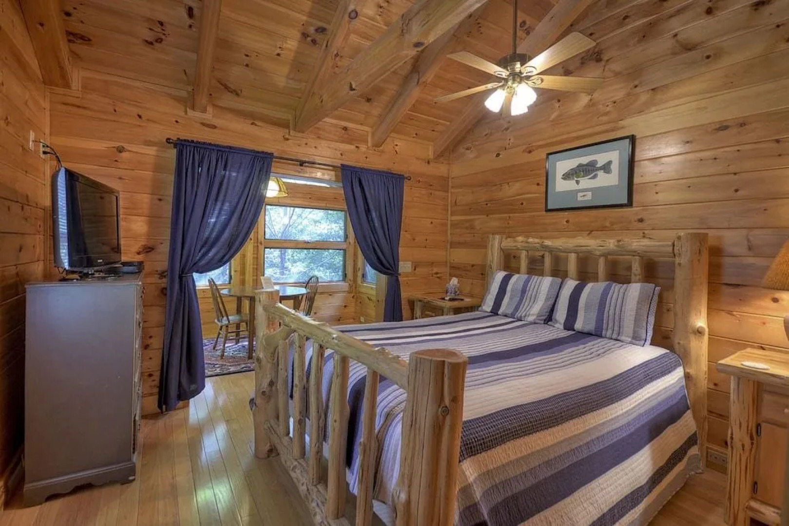 Thunder Falls- Cabin Perched Over 10ft Waterfalls!