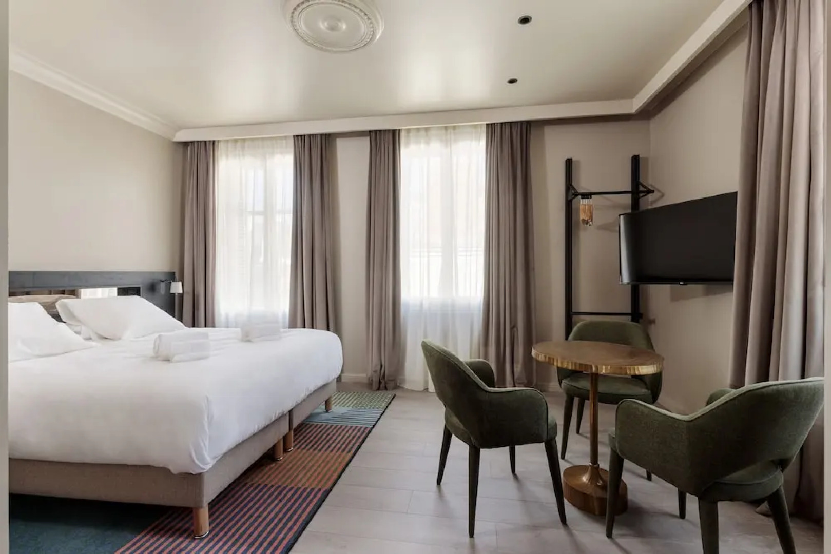 Hôtel Corneille - Entrée autonome, réception en ligne -Encore Mieux