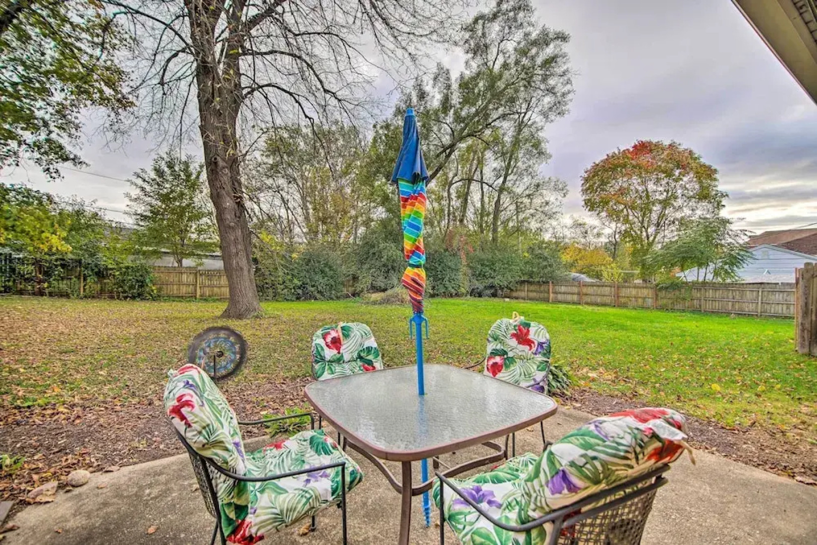 Fenced Yard: Fox River Grove Home, Dogs Welcome