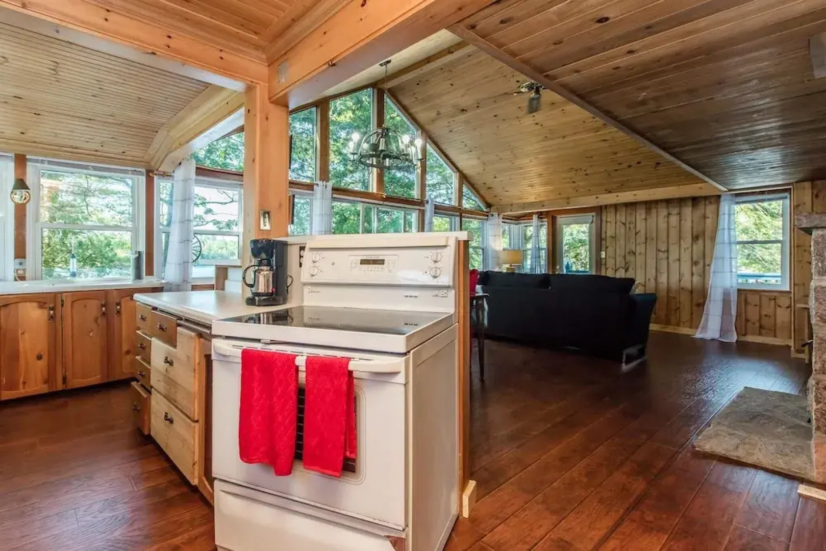Magic on Little Go Home~3 bedroom cottage + guest cabin on 980 ft shore!