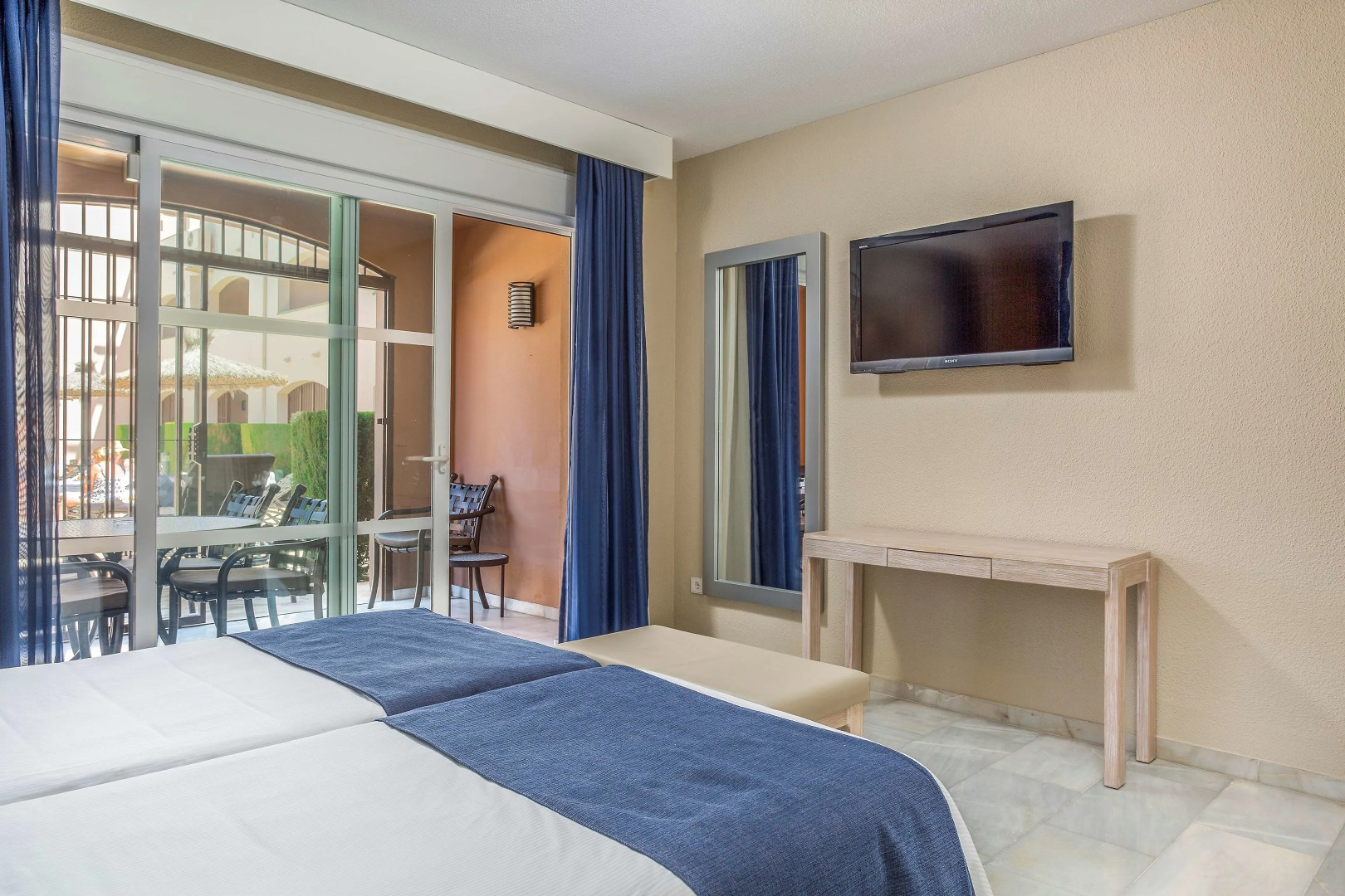 Отель Los Amigos Beach Club