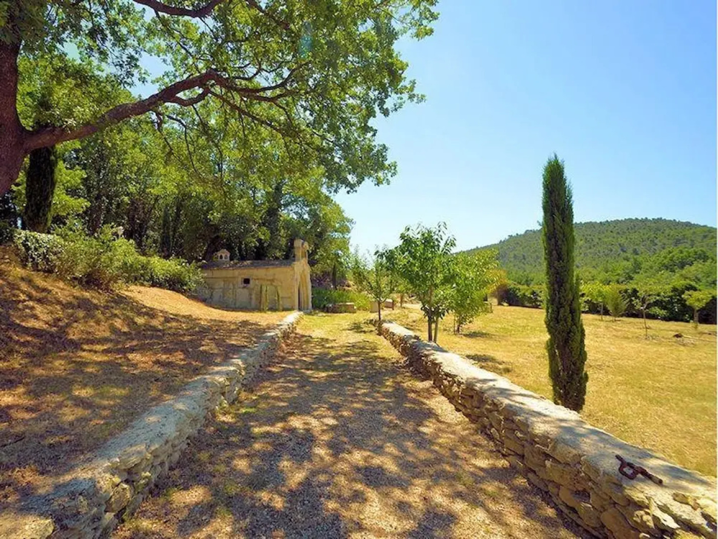 House With 6 Bedrooms in Vaugines, With Private Pool, Furnished Garden