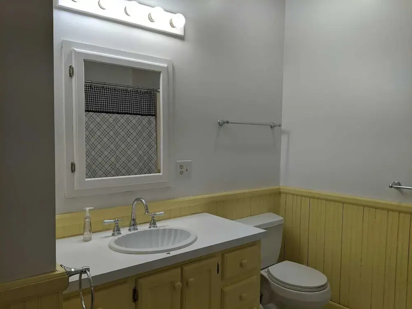 Southern Charm Riverside 4 Bedroom Home by RedAwning