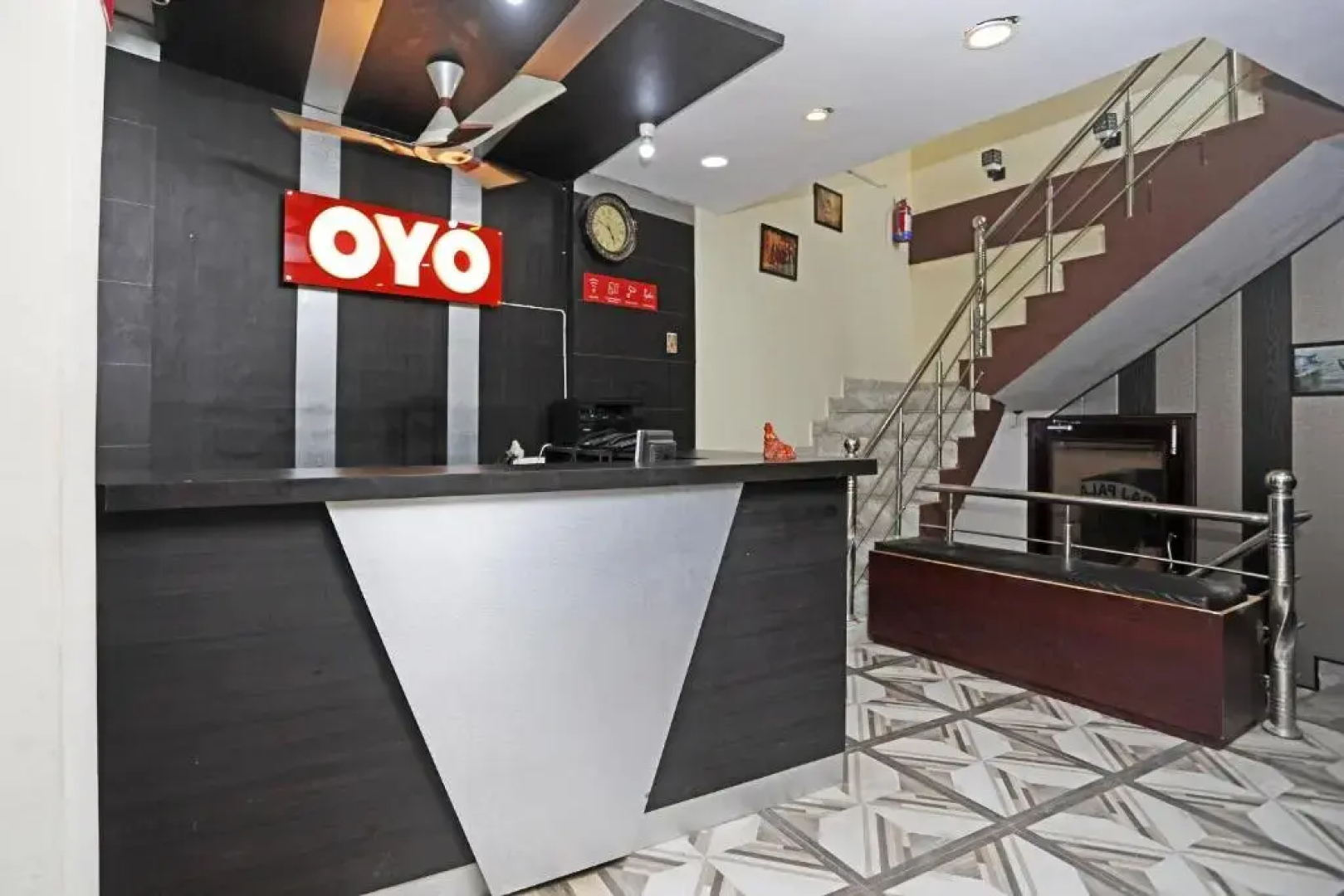 Super OYO 14332 Raj Palace
