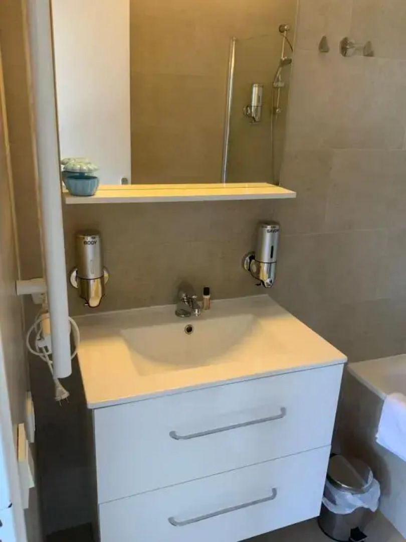 Cannes Marina Résidence Le Surcouf - Studio de 28m2 au 10ème étage avec piscine, terrasse, parking, vue montagne et port : Mandelieu-La Napoule