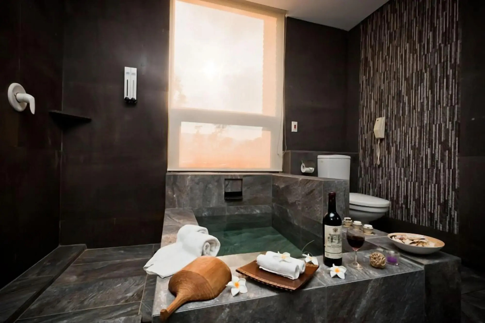 The Loft Seaside Suites