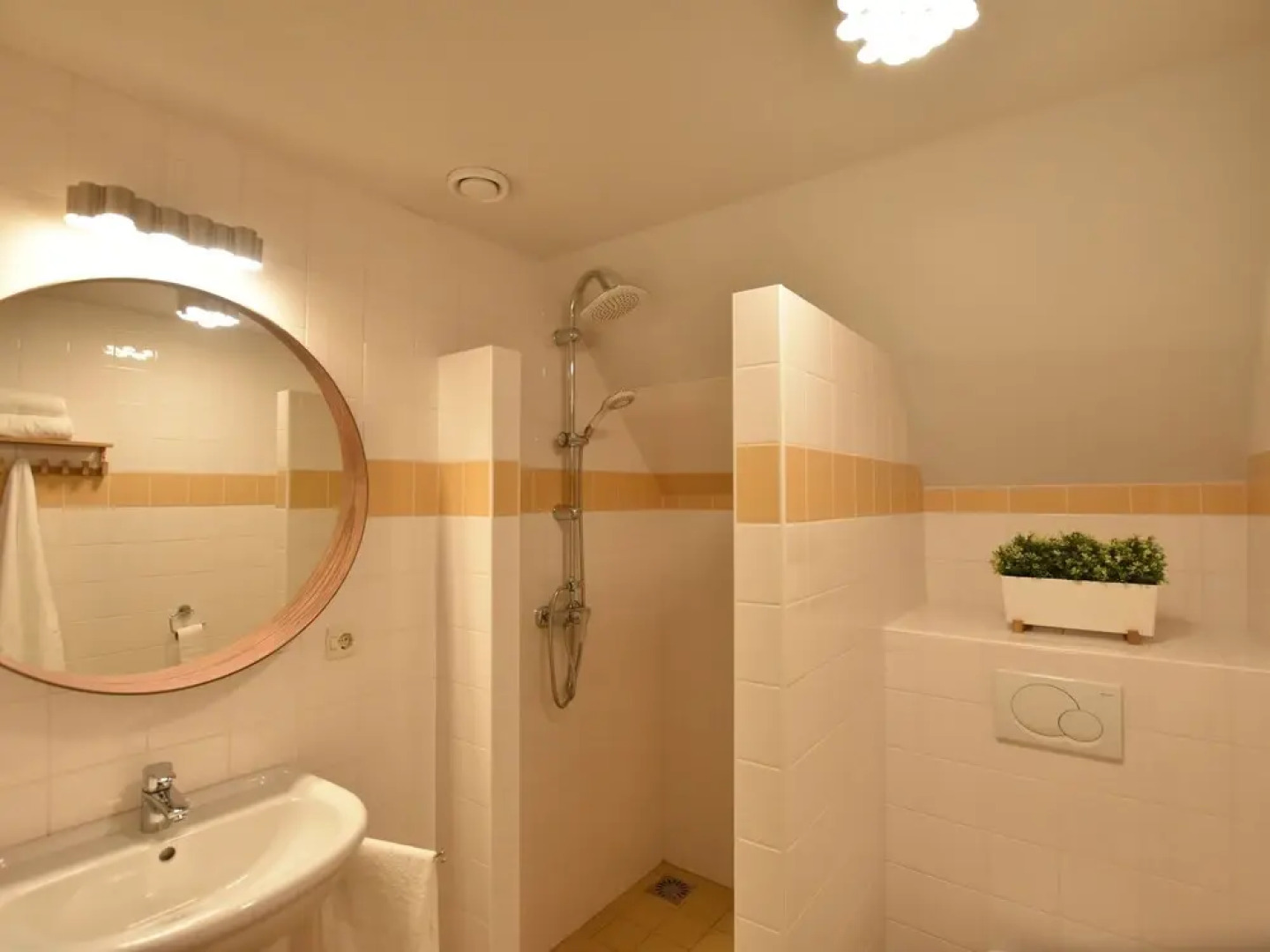 Beautiful Holiday Farm in Holten With hot tub and Sauna