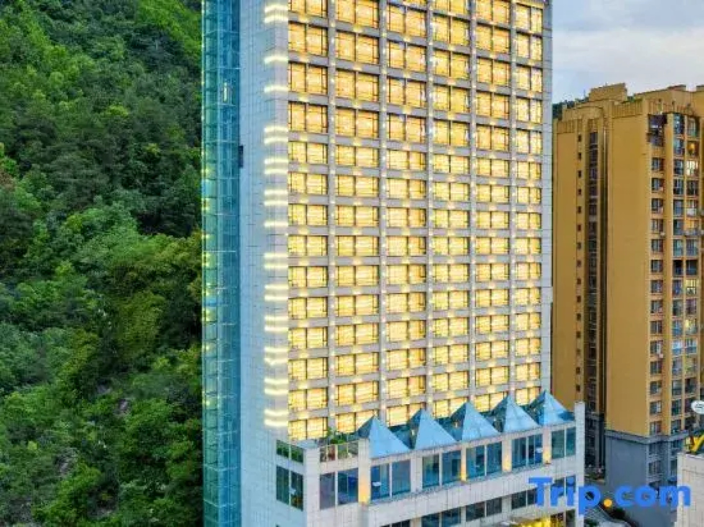 Nanjiang Tianhe Yulong Business Hotel