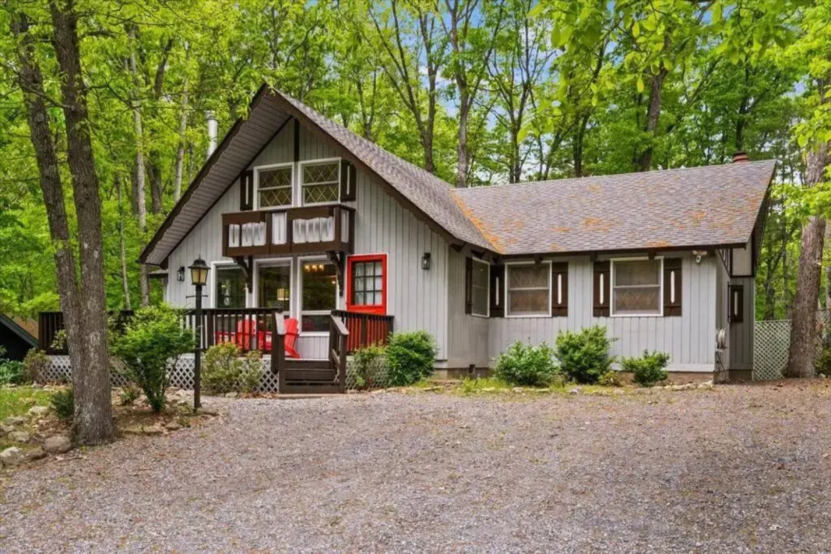 The Gingerbread House: 4 BR chalet, w/ Sunroom/Deck, sleeps 12, modern amenities