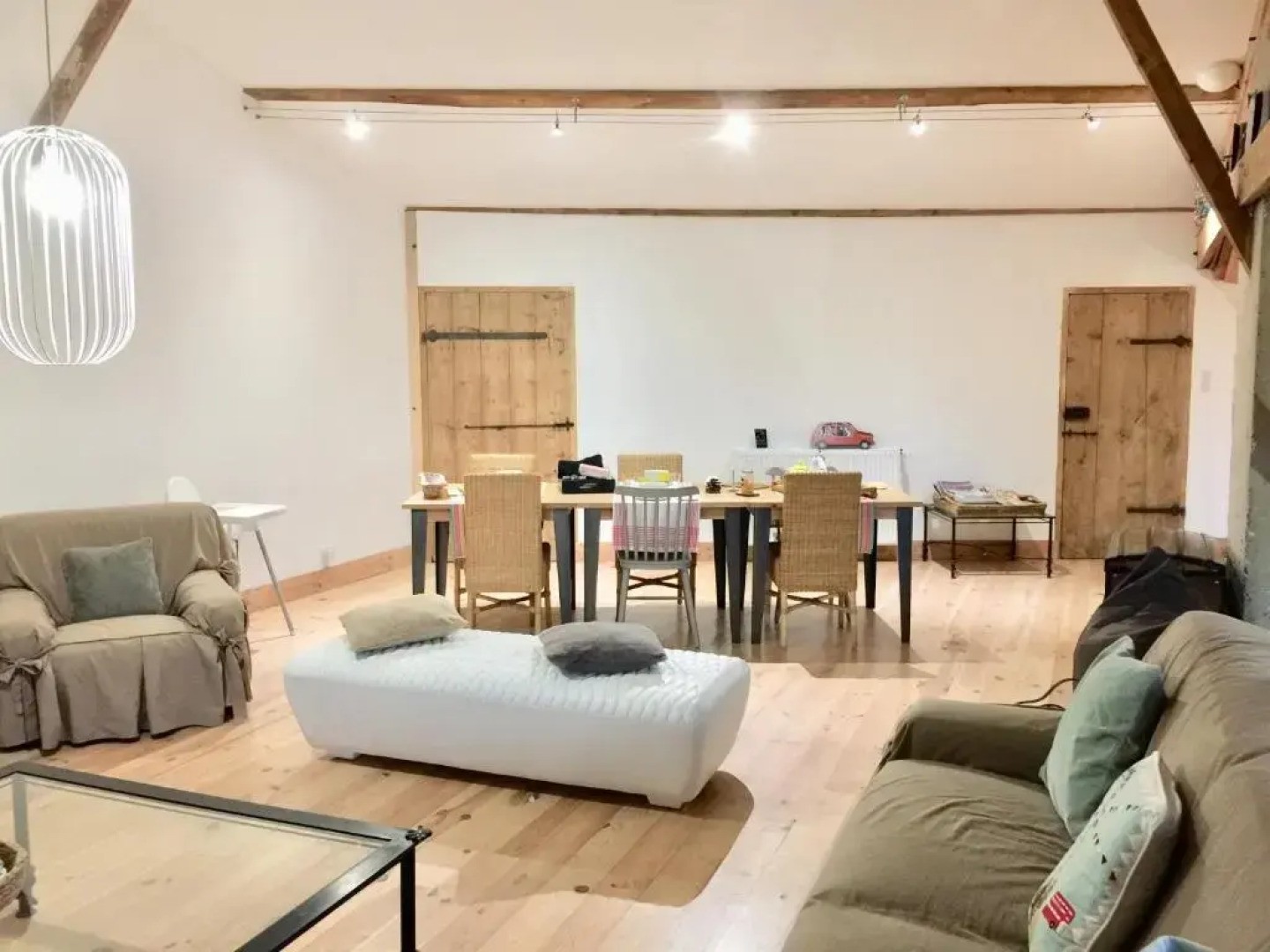 Magnificent Renovated Farmhouse - 10 Min A7 -