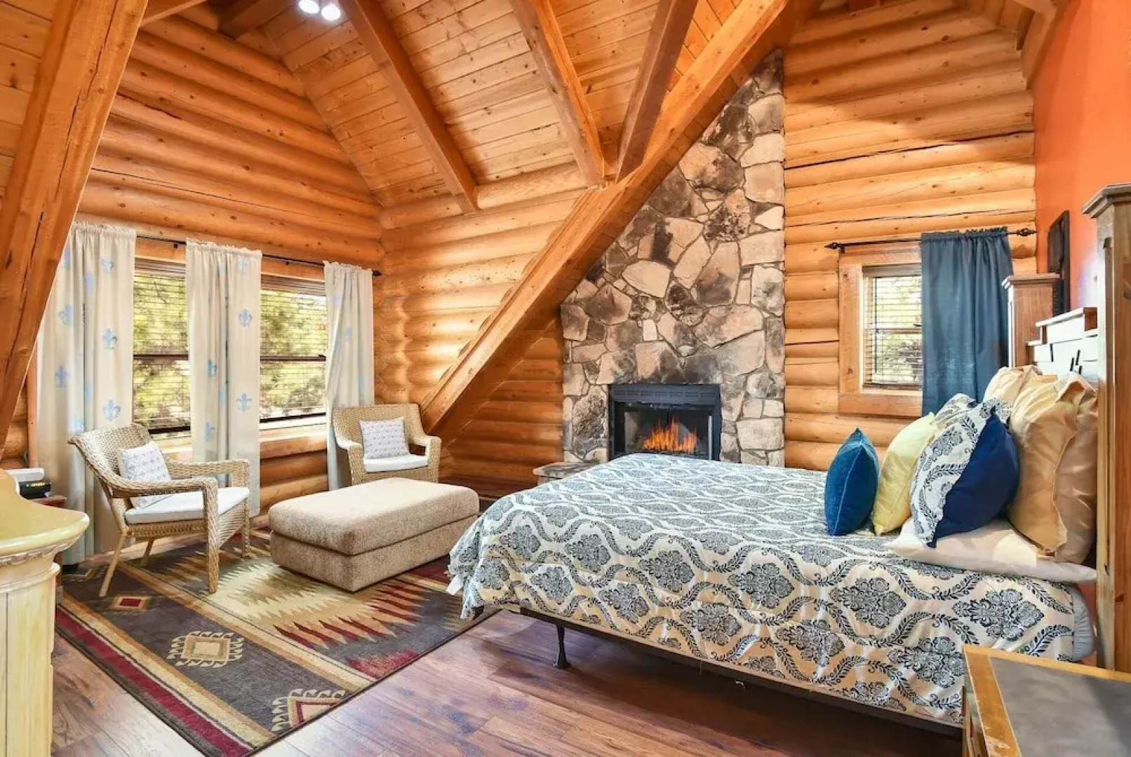 FlagRanch - 4 Br cabin by RedAwning