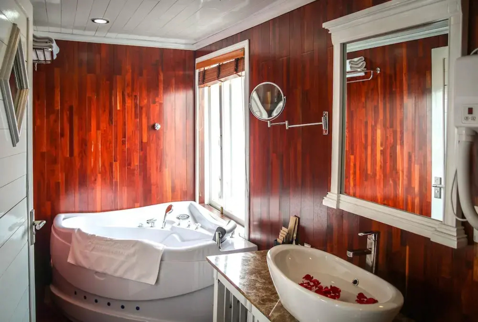 Signature Halong Cruise