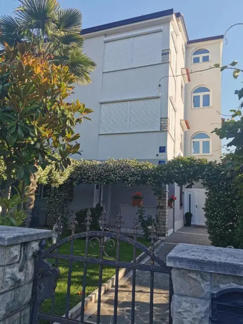 Apartment Slisko with Terrace and Garden