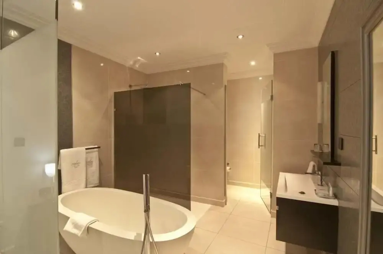 Royal Birds Hotel & Towers