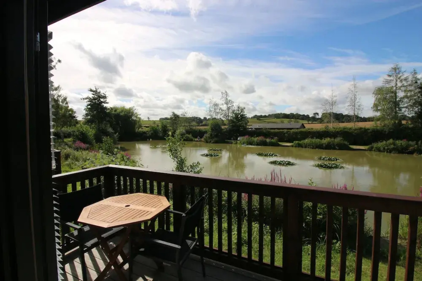 Beautiful Open Plan Lakeside Lodge, Shearsby
