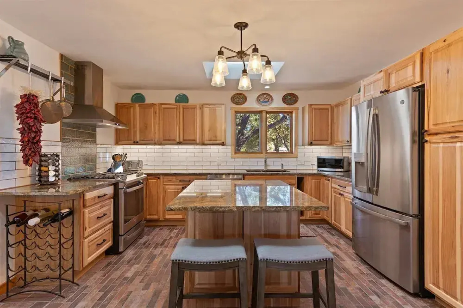 Sunlit Pines - Tucked in the Trees, Private Escape, Easy Drive to Plaza - NEW Listing