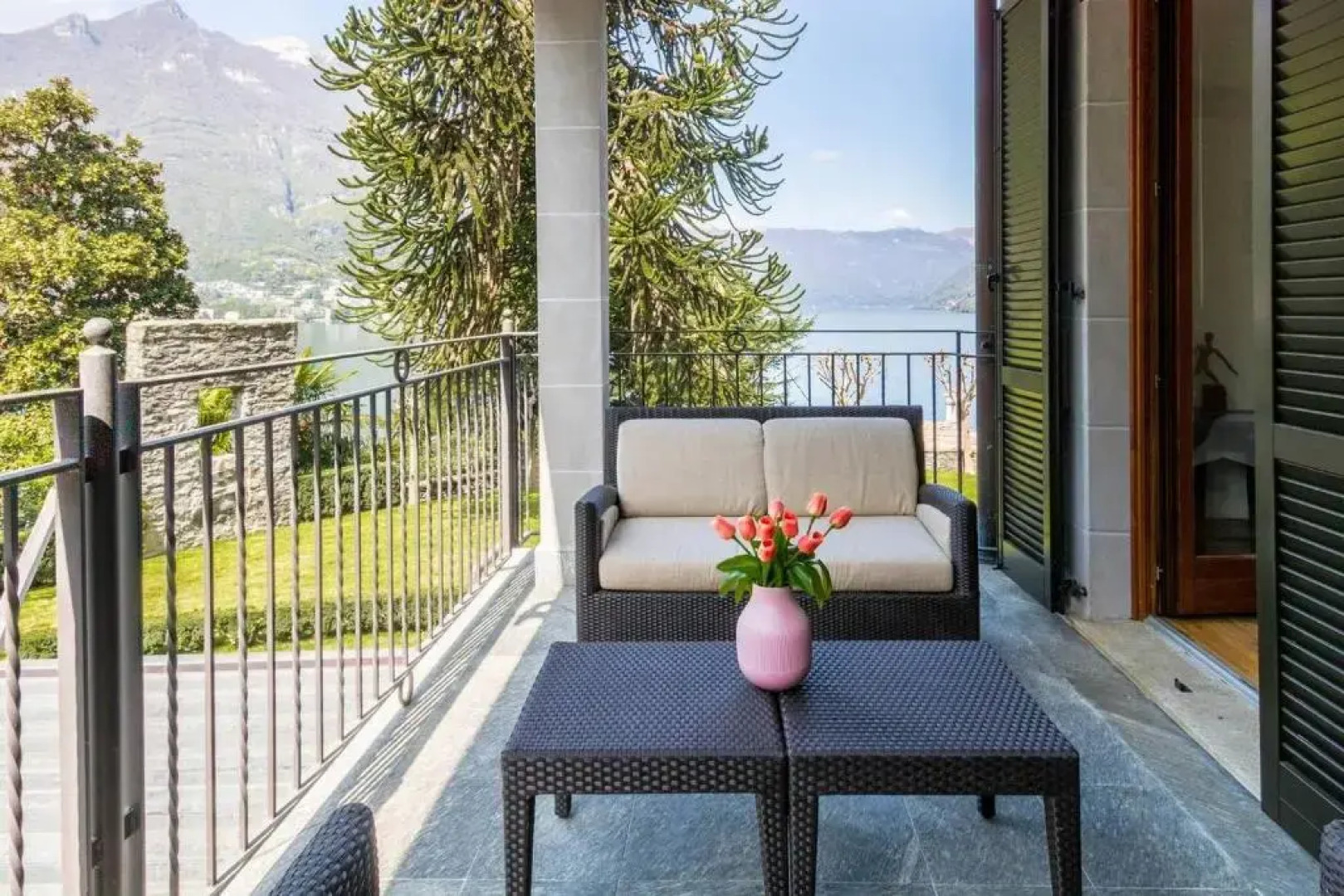 ALTIDO Flat for 4, with Astounding Lake Como View and Pool