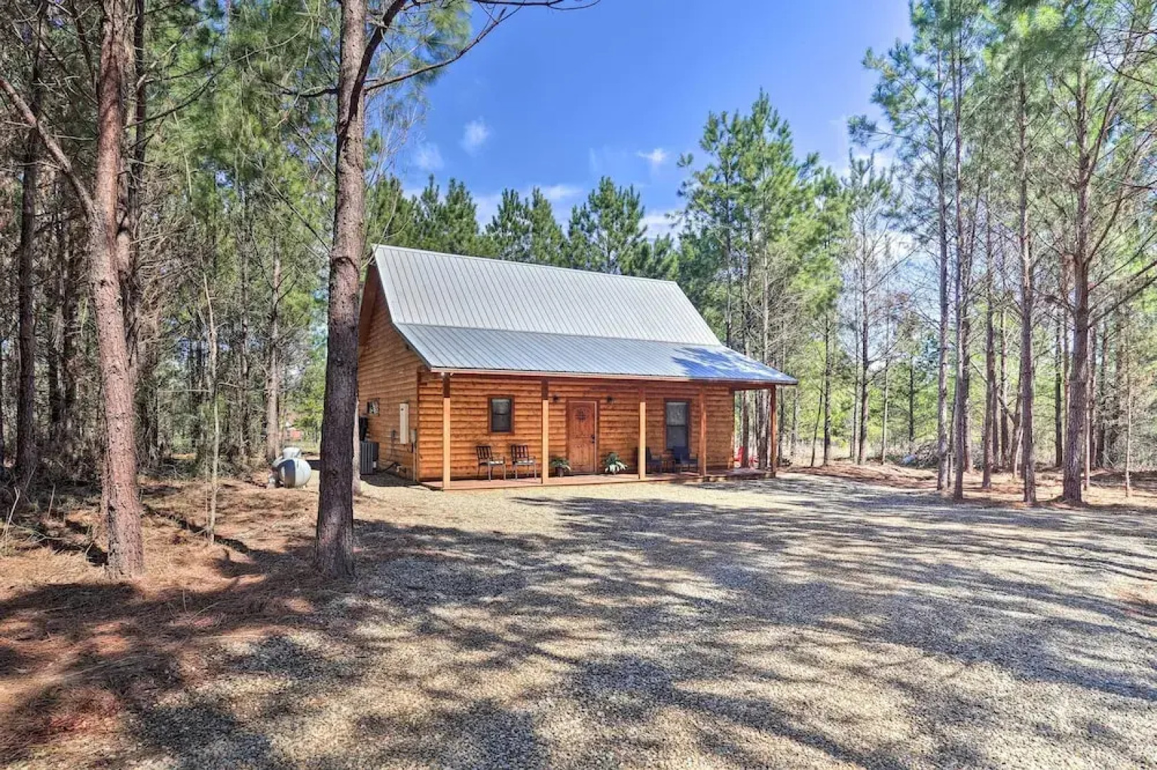 'the Breeze' - Broken Bow Cabin w/ Hot Tub & Deck!