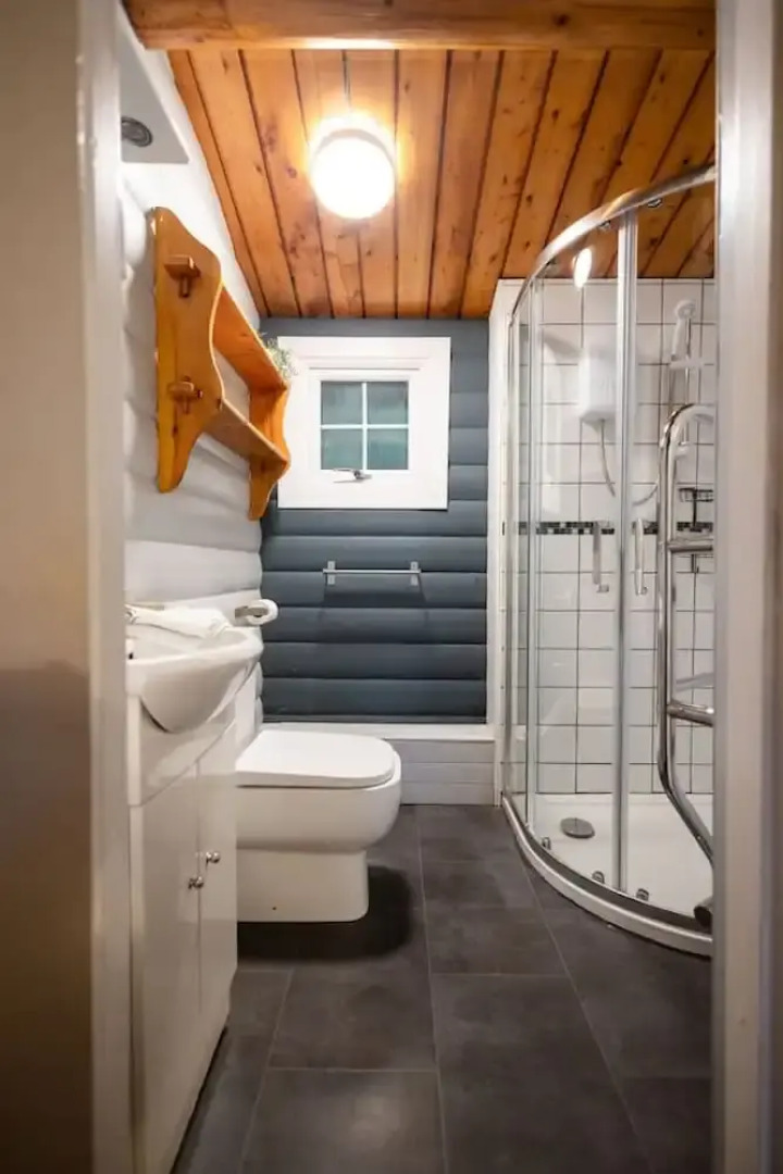 Rural 3 Bed Log Cabin Getaway