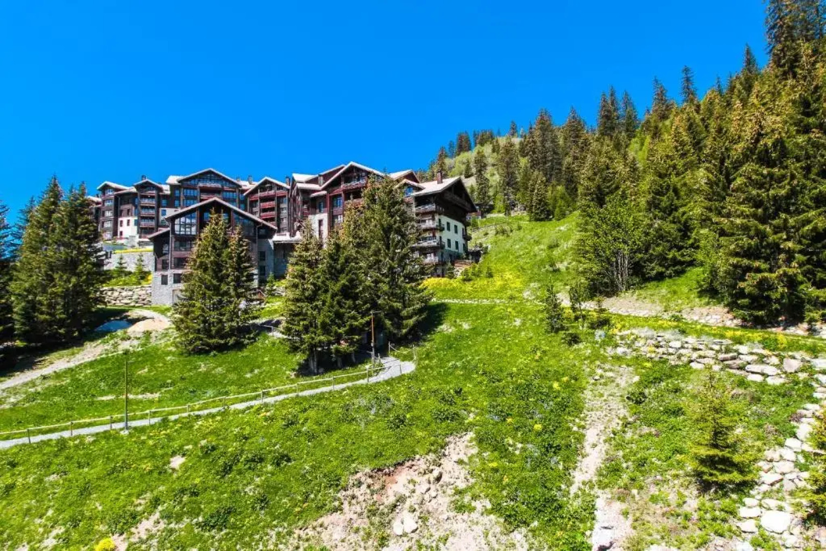 Charming 6th-floor 2-bedroom apartment with fireplace