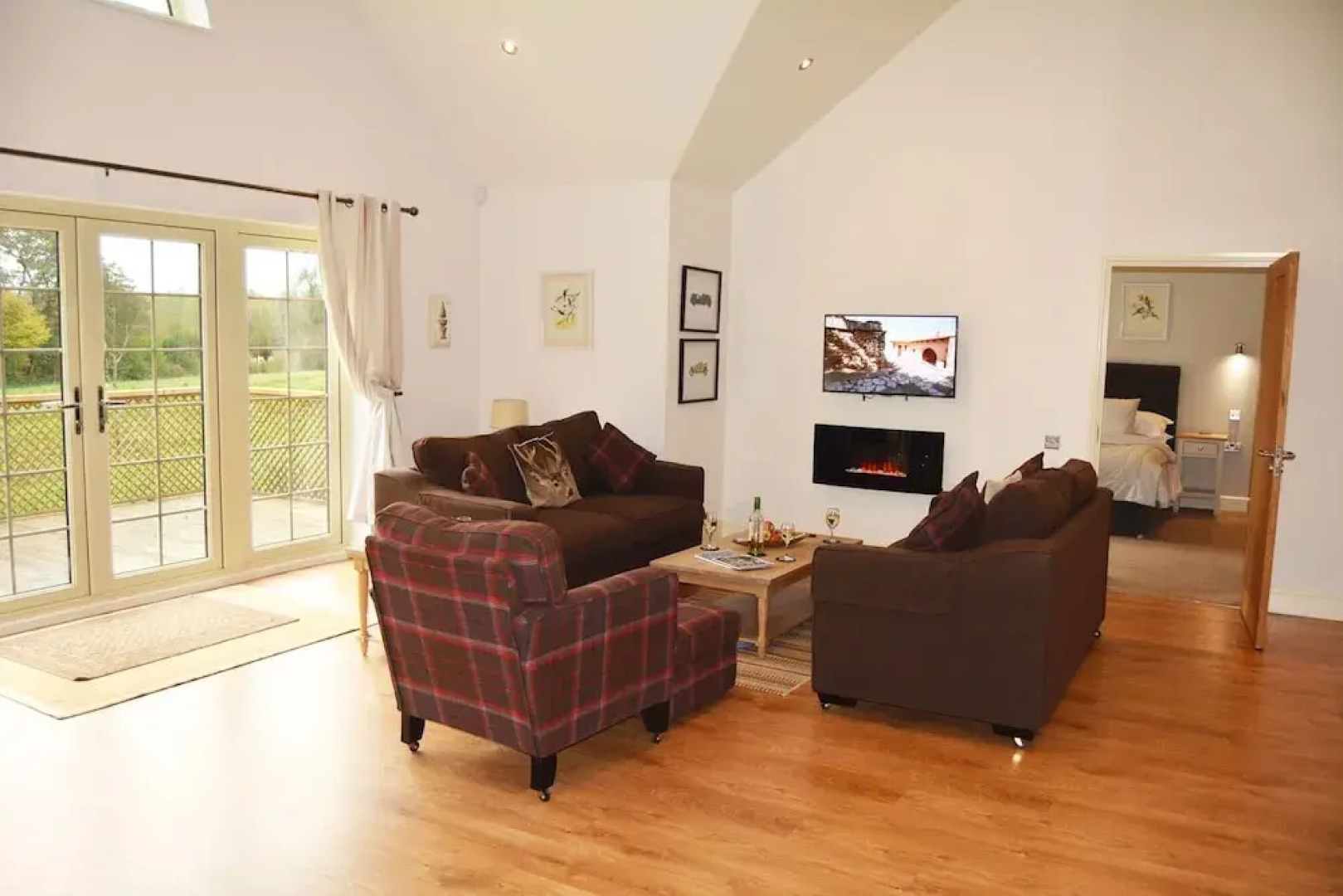 Five-star lodge set in stunning grounds with hot tub and lake views