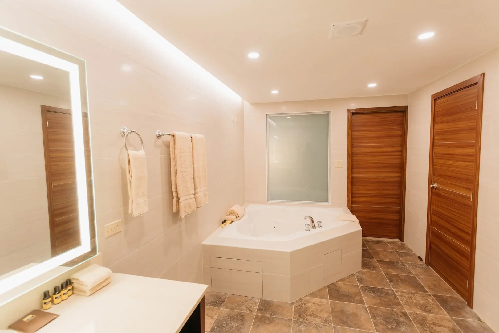 Surfrider Resort Hotel