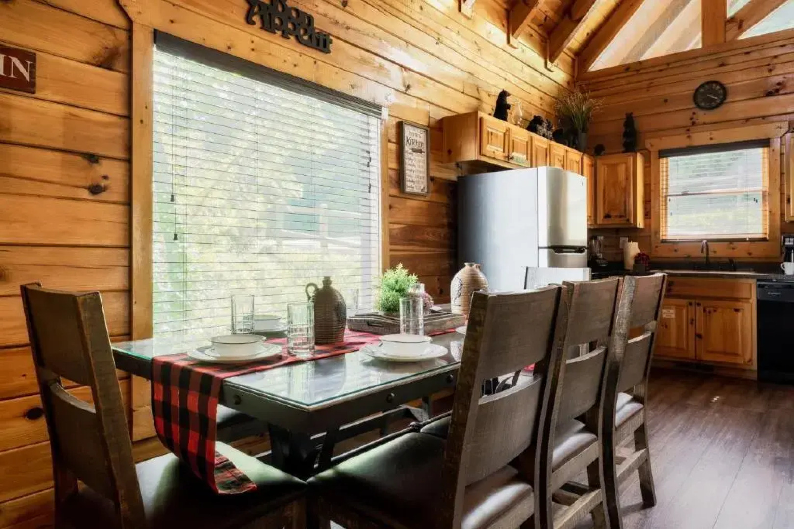 Bear Time Cabin - Scenic Mountain View, Firepit, Hot Tub, Theater, 4BR 3BA Sleeps 14