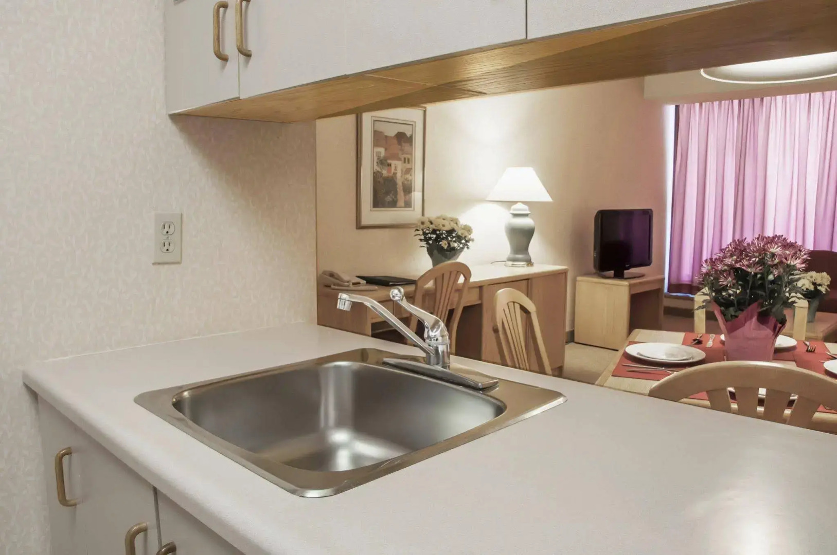 Cartier Place Suite Hotel