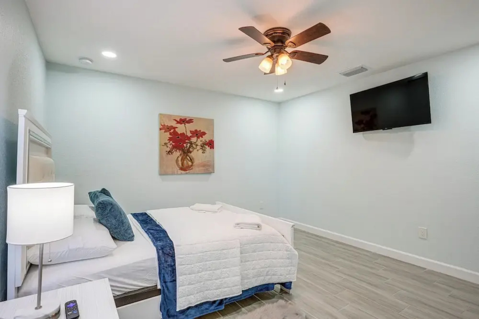 12 Mi to Dtwn Tampa: Vibrant Home w/ Outdoor Space