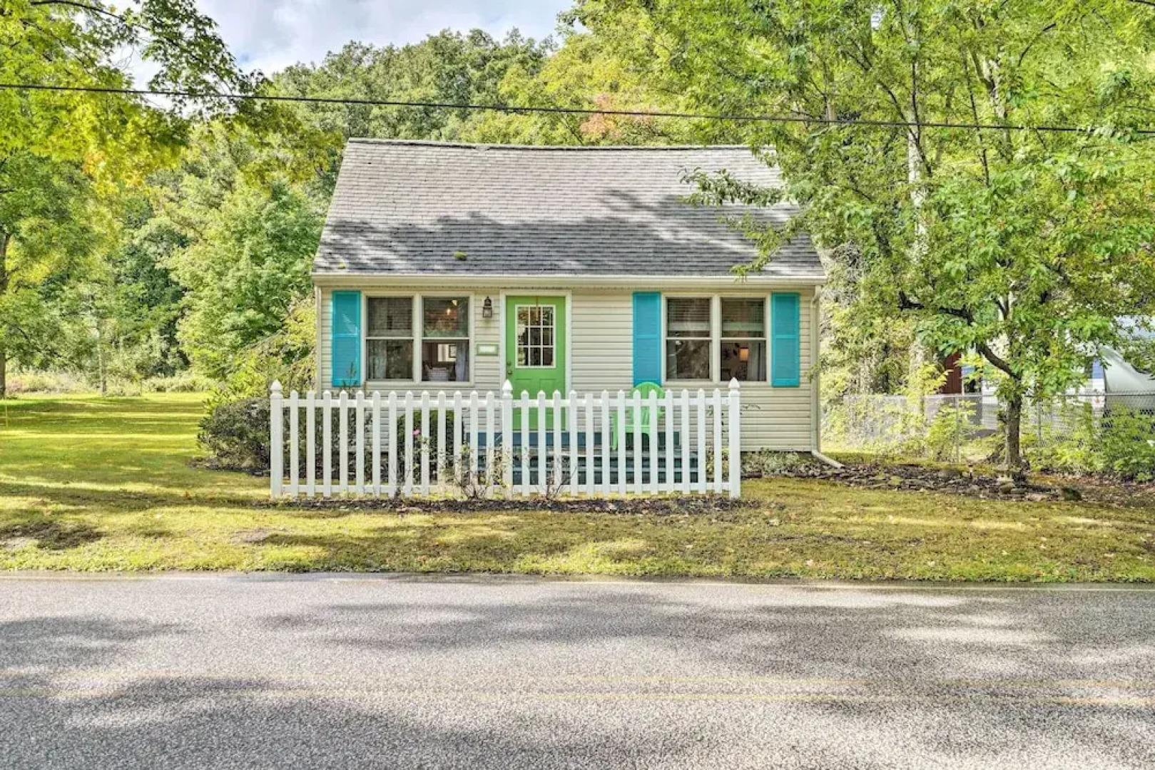 Darling Cottage ~ 1 Mi to Lake Erie Beach!