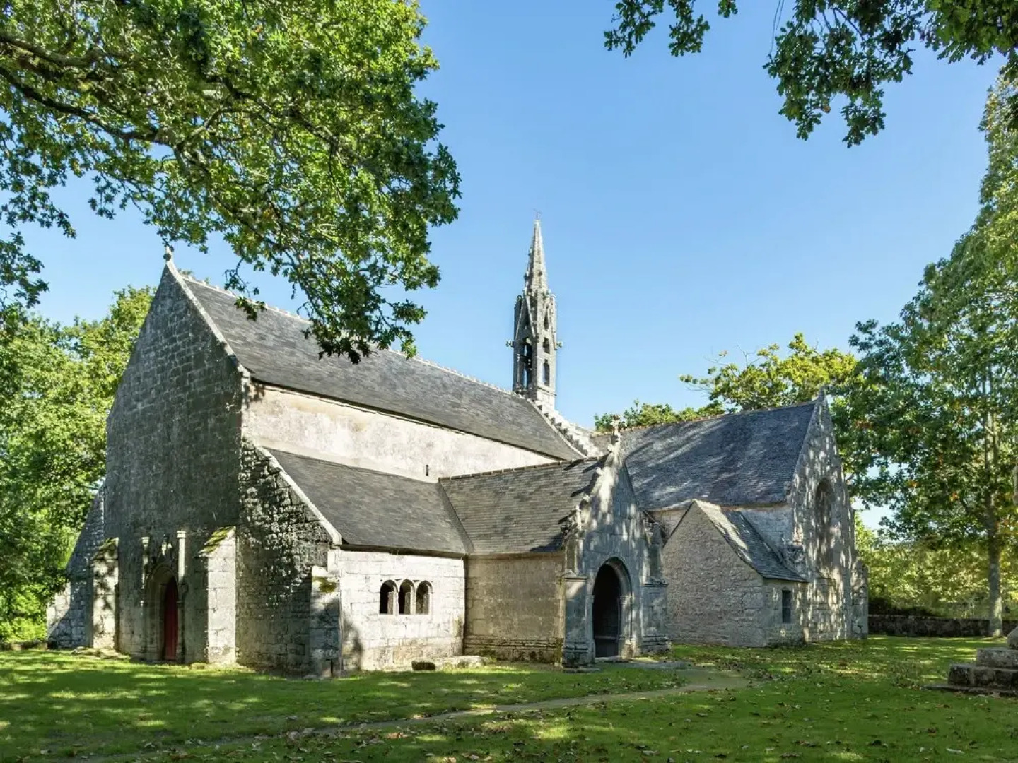 Welcoming Villa in Fouesnant With Swimming Pool
