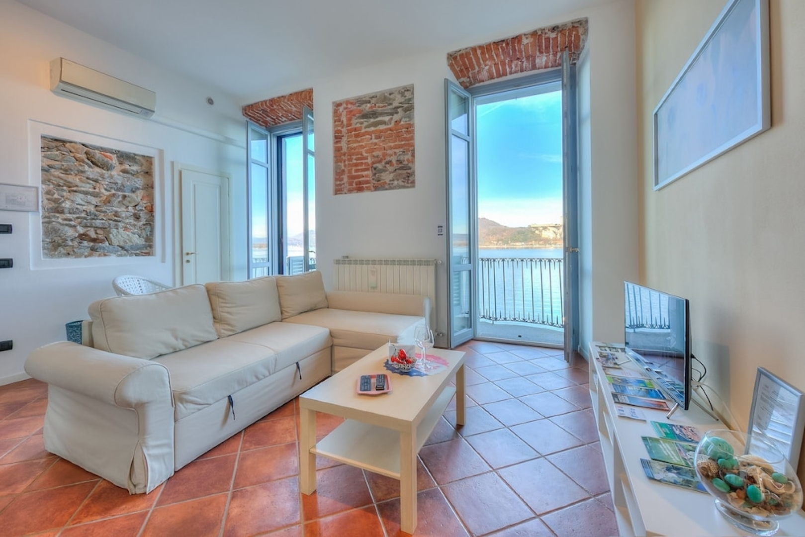 La Dolce Vita Pied Dans L' Eau